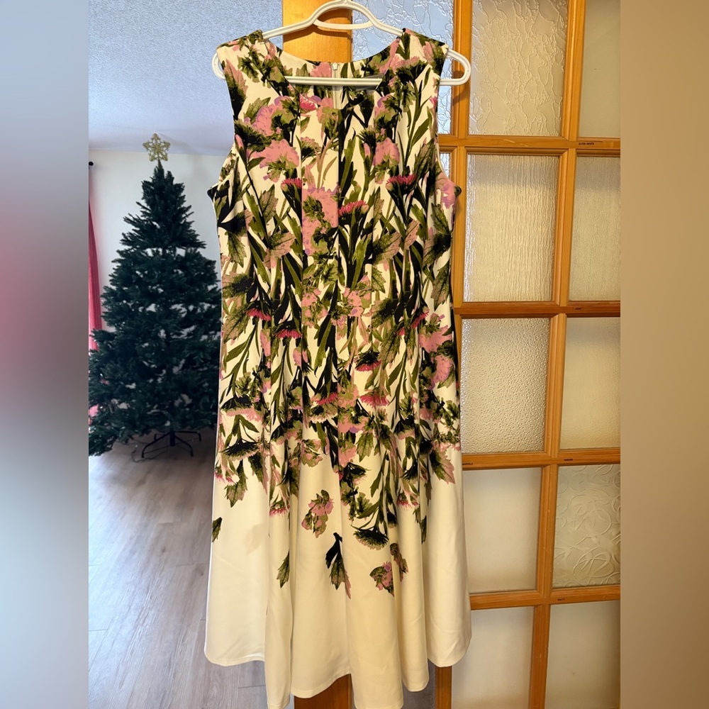 Laura Woman’s Floral Sleeveless Dress Size 14W